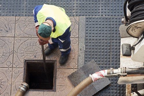 Operazione di spurgo di un pozzo nero