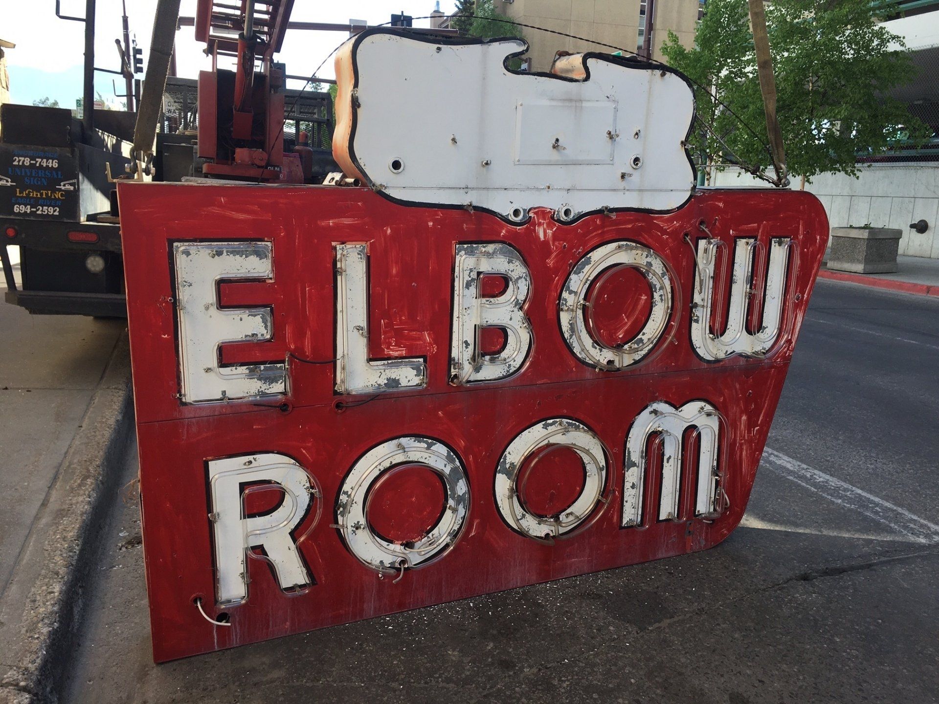 refurbished sign by universal sign & lighting before