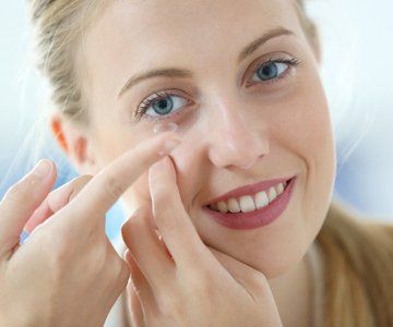 lady using contact lenses
