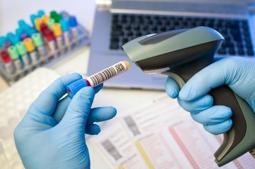 scansione del codice a barre di una provetta