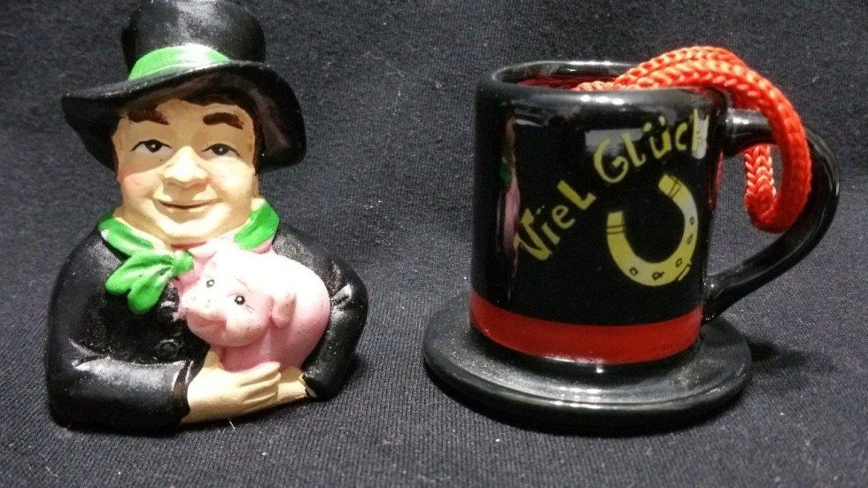 portafortuna e statuette da collezione sugli spazzacamini 1