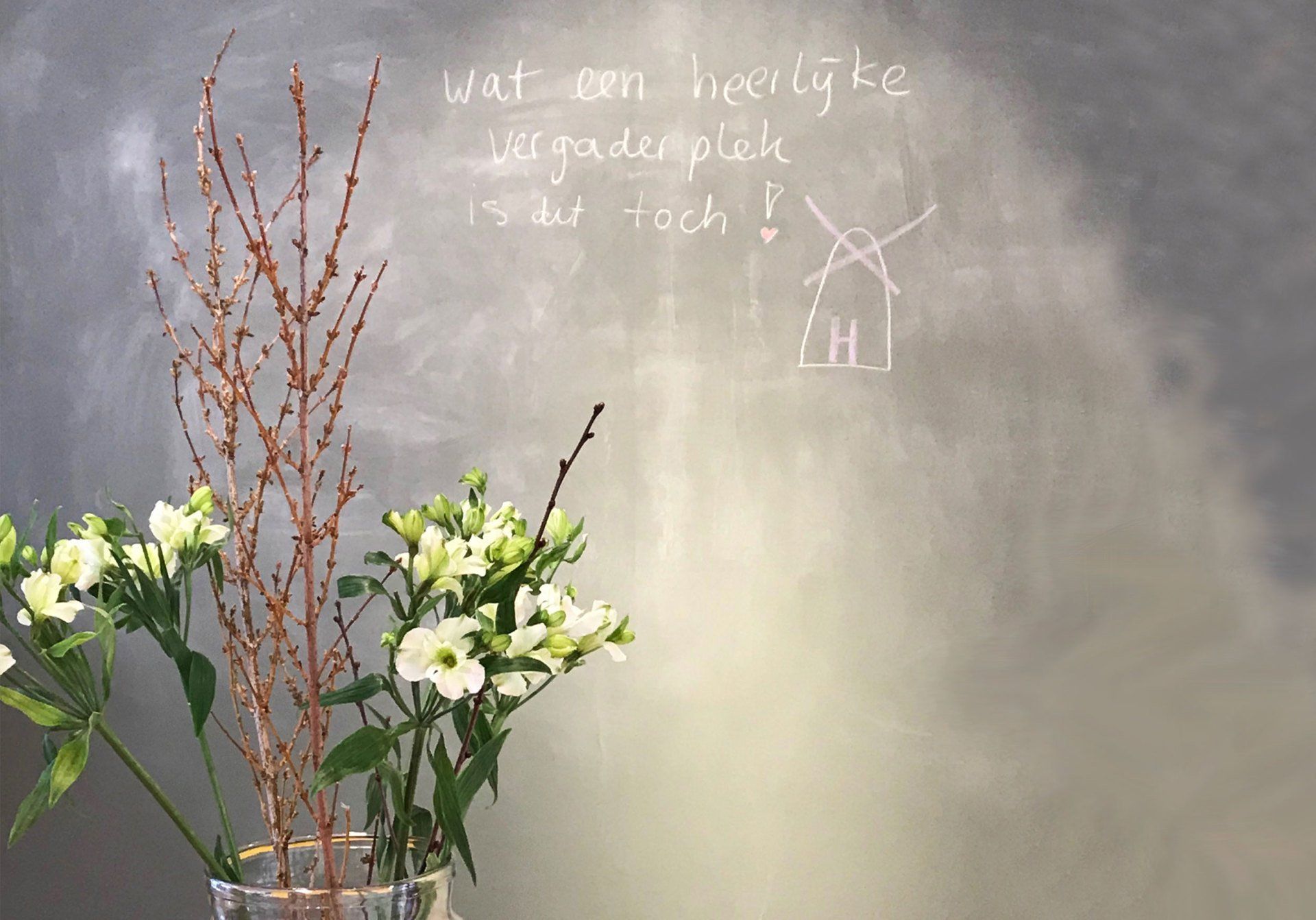 De vergaderruimte, schoolbordwand