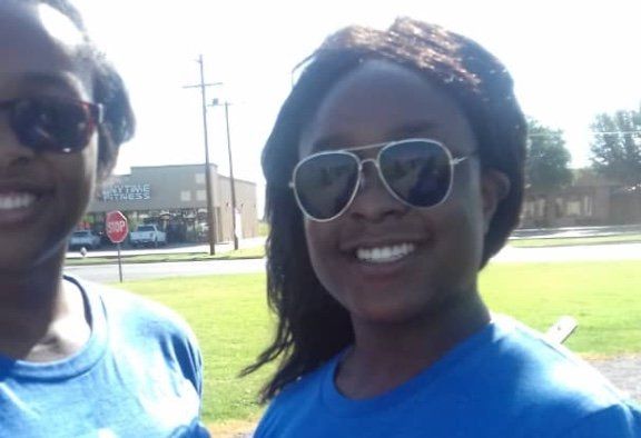 Picture of Lady wearing sunglasses