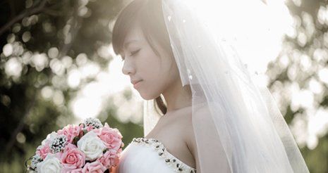 A bride with natural looking makeup
