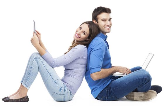 Manchester Unity Dental Centre customers man and woman contacting Manchester Unity Dental Centre on tablet and laptop