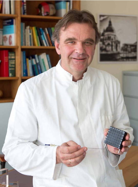 Dr. Jörg Zimmermann, Jg. 1961, ist Facharzt für Strahlentherapie und  Spezialist für die LDR-Brachytherapie des Prostatakarzinomes.  Seit  dem Jahre 2000 hat er ca. 4000 Patienten  durch eine Seedimplantation behandelt.  Schwerpunkt seiner Praxis ist neben der LDR-Brachytherapie (Seedimplantation) die multiparametrische Ultraschalluntersuchung der Prostata und die transperineale (Fusions)Biopsie.