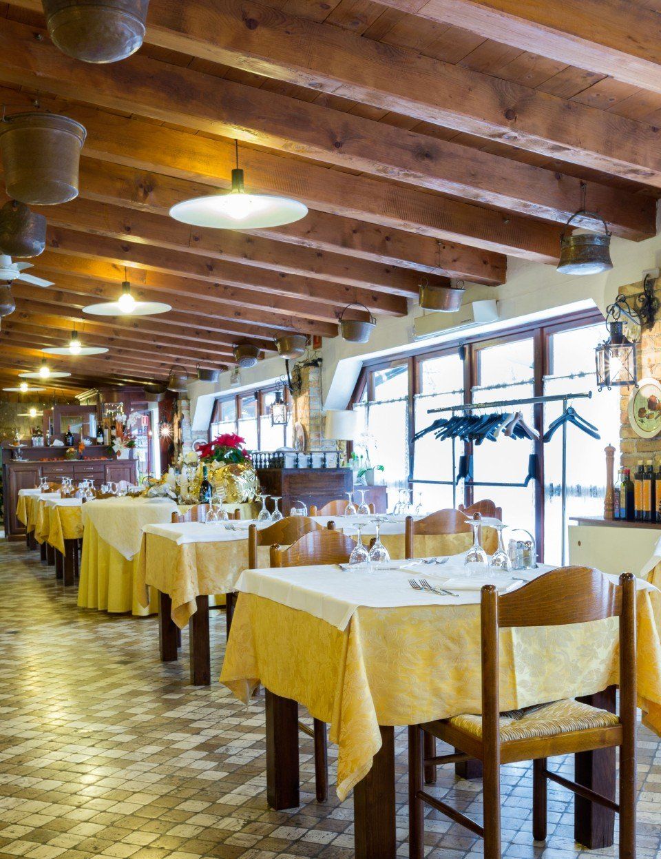 Sala principale con tavoli apparecchiati