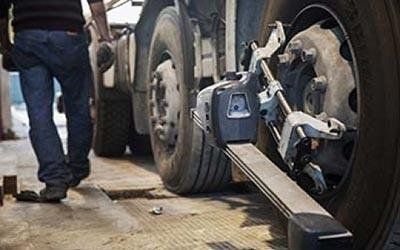 Montaggio pneumatici su autocarro