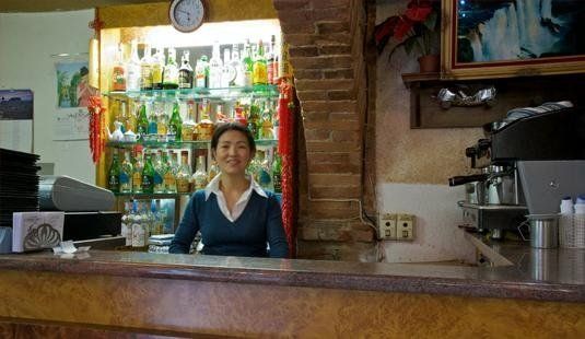 收银台后面的上海餐厅员工