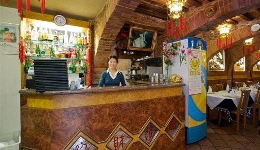 收银台后面的上海餐厅员工