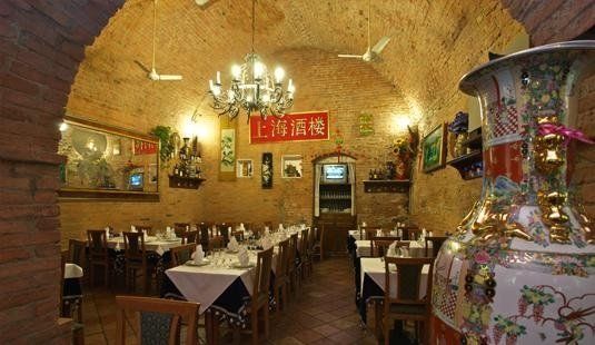 宽敞的用餐区和东方装潢