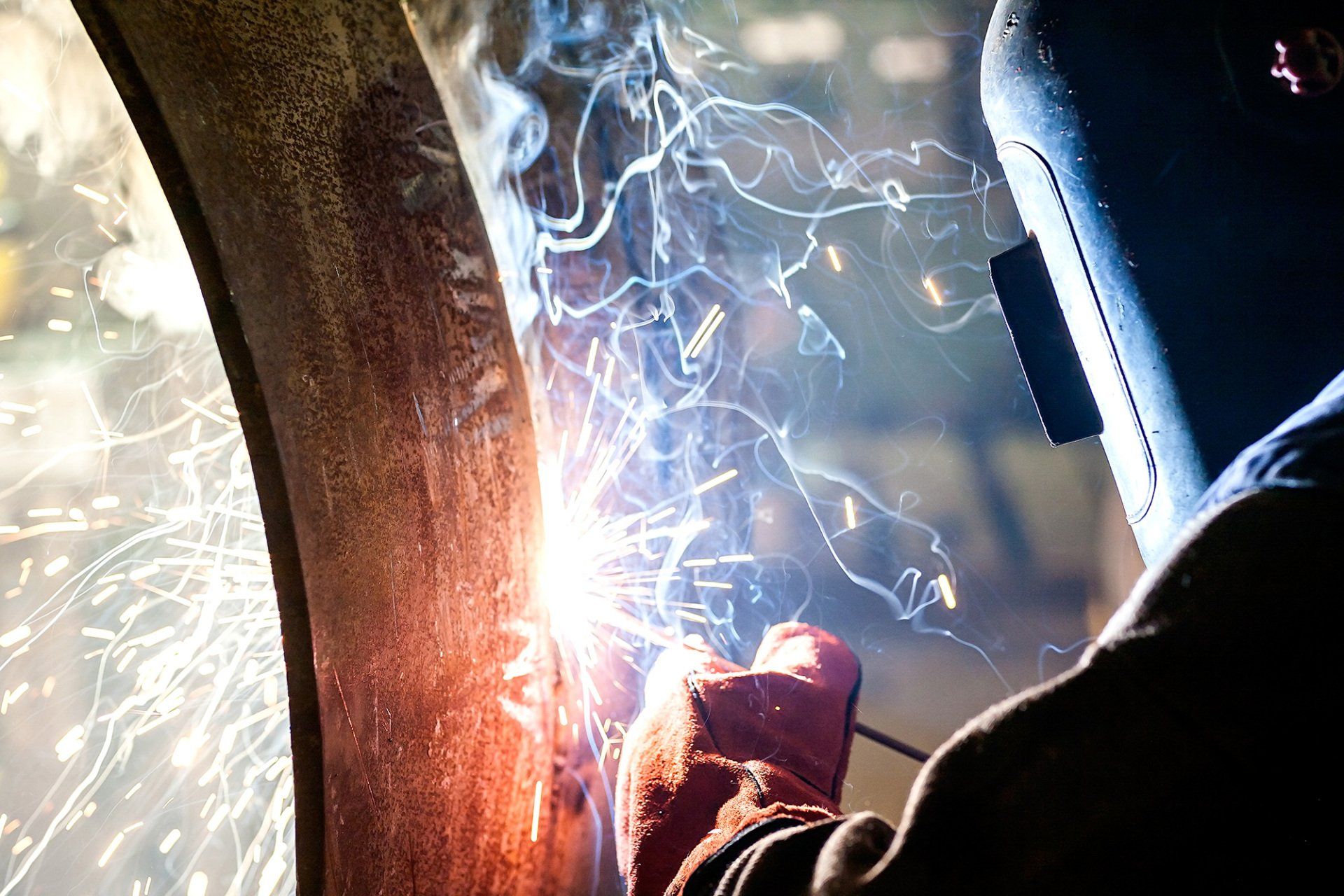 Welding metal pipe