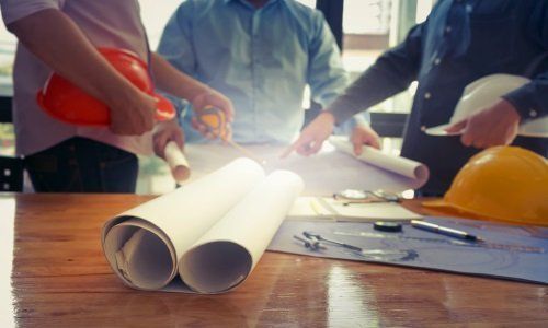 Ingegneri discutono in ufficio