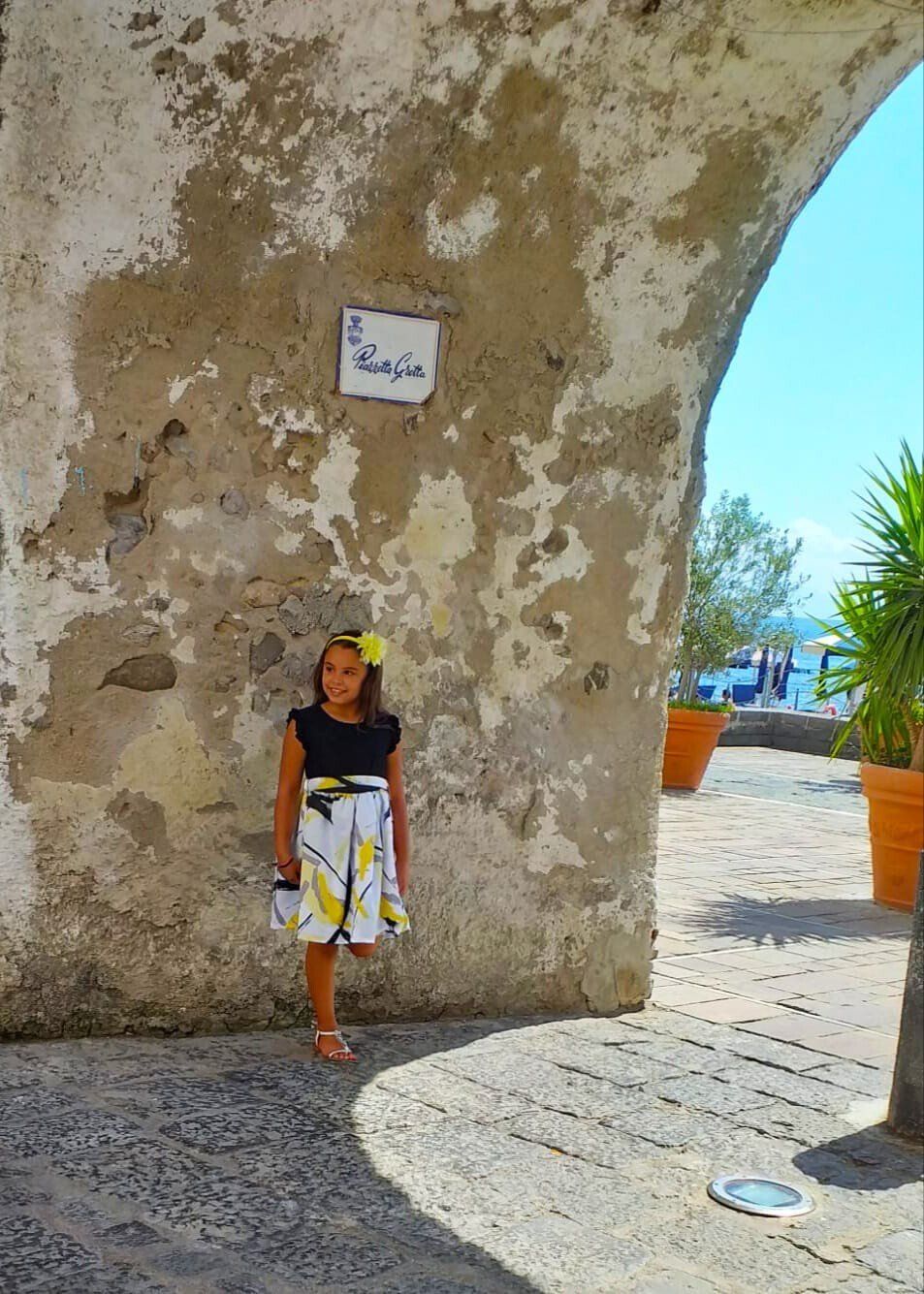 bambina con gonna colorata