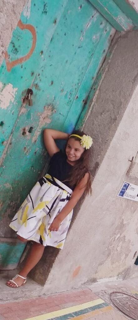 bambina con gonna colorata e maglia nera