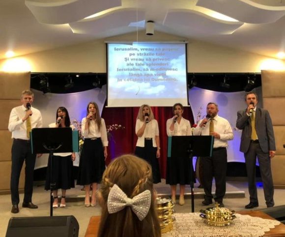 sunday service choir singing