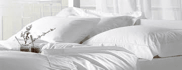 letto con corredo bianco