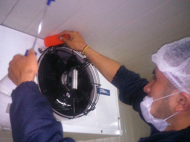 Servimatec S.A.S. hombre reparando aire acondicionado