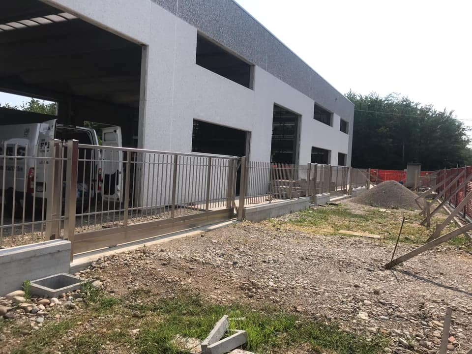 posa di cancello in acciaio su cantiere edile