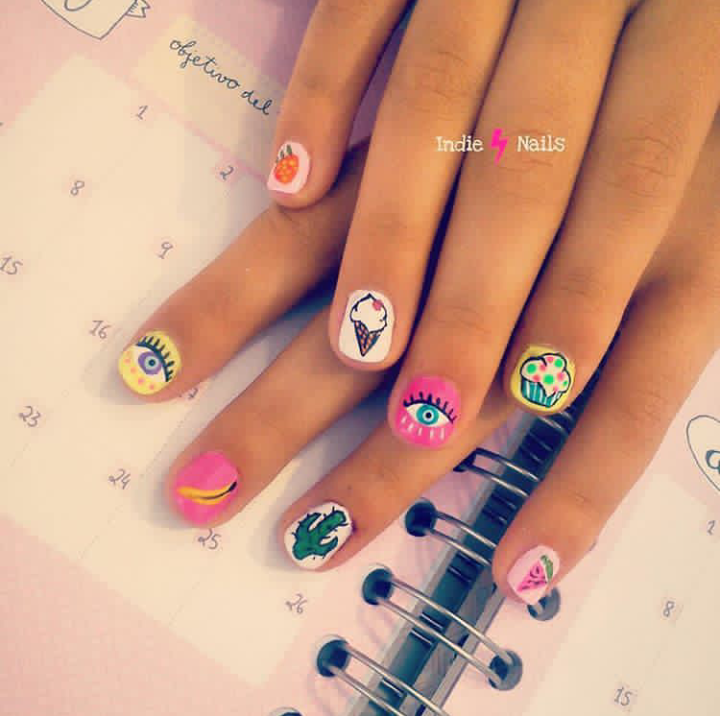 Un primer plano de las uñas de una persona en un calendario.