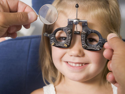 bambina sottoposta a visita oculistica