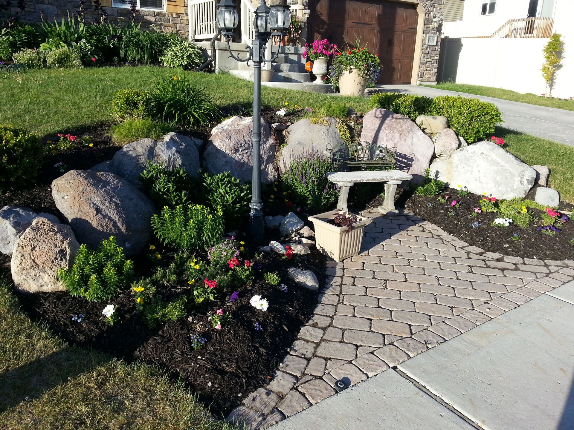Gorgeous landscapes using decorative wood chips and mulch