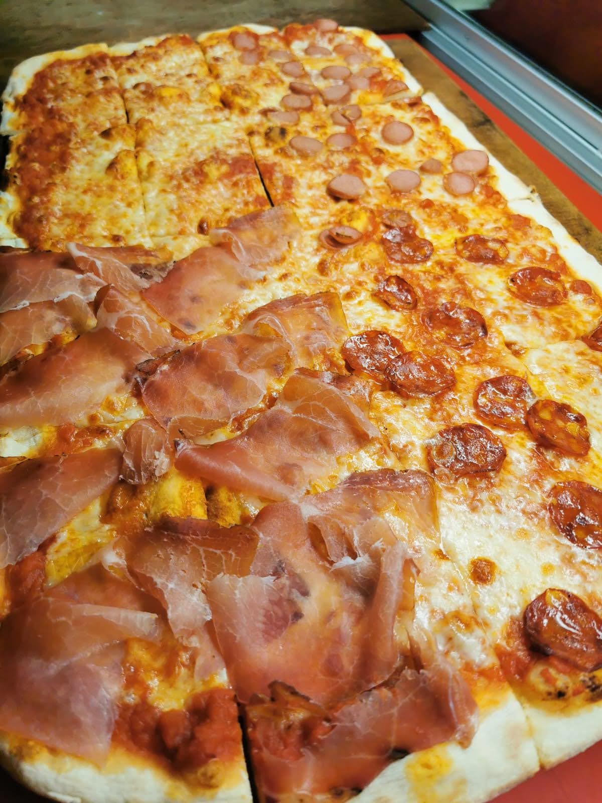 pizza con salame piccante a fette