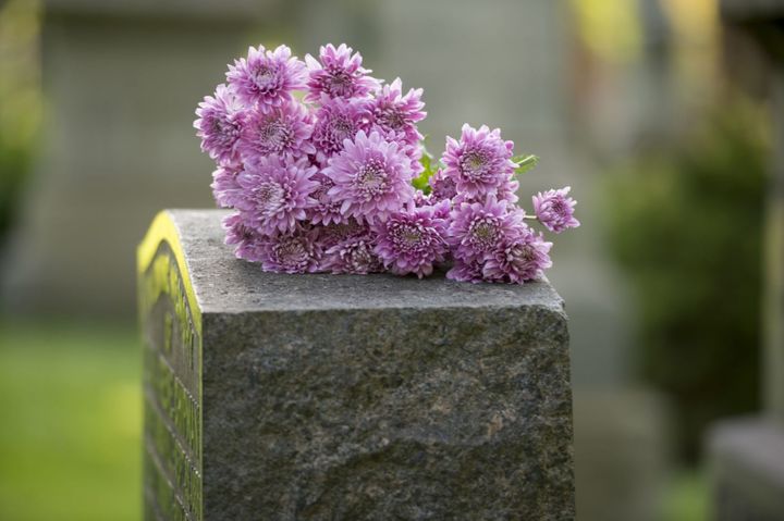 Lapide con fiori