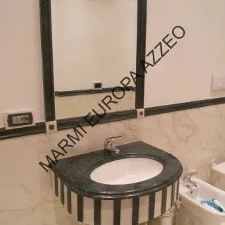 lavello bagno in marmo bianco con ripiano in marmo scuro