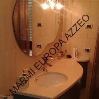bagno con lavello in marmo