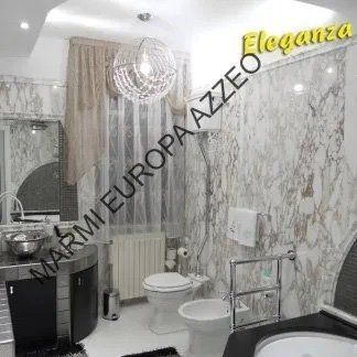 bagno rivestito in marmo