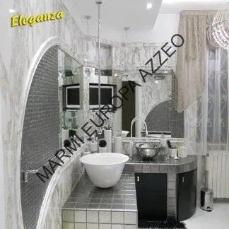 bagno rivestito in marmo