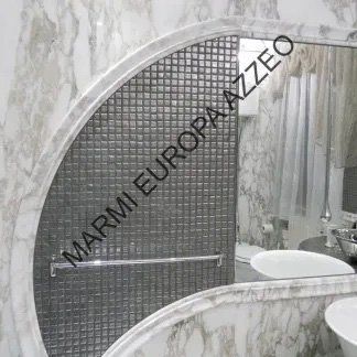 parete bagno rivestita in marmo