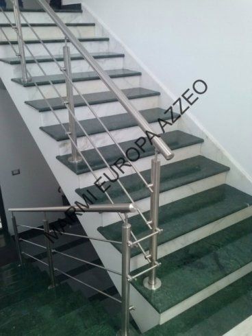 scala in marmo con passamano in acciaio