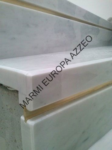 dettaglio scalino in marmo