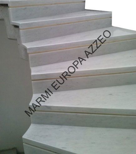 scalinata su misura in marmo bianco