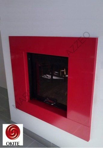 camino dallo stile moderno rosso