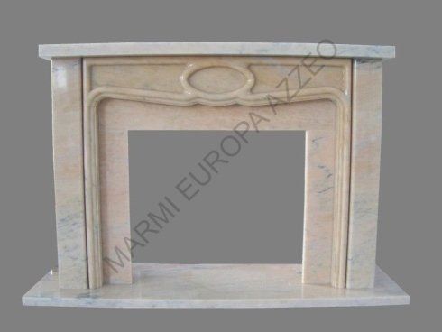 camino dallo stile classico in marmo beige