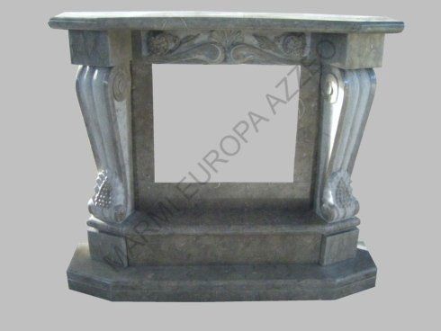 camino dallo stile classico in marmo grigio