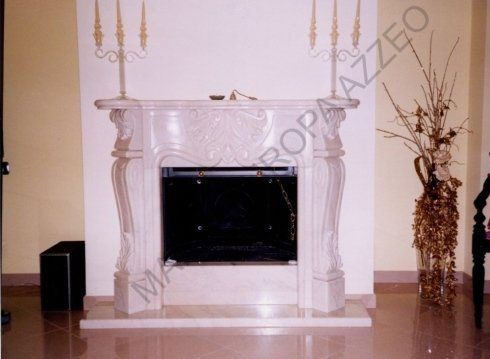 camino dallo stile classico in marmo bianco