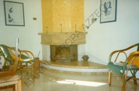 camino ad angolo in marmo