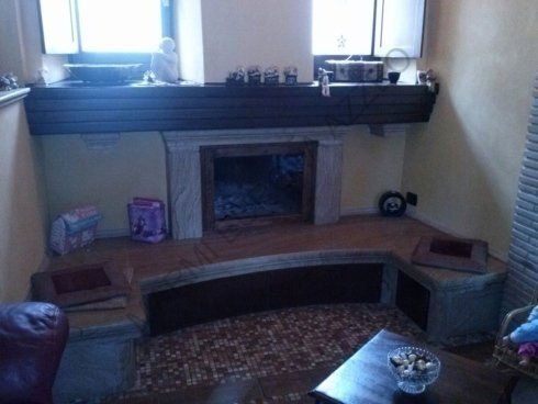 camino rustico in pietra su misura