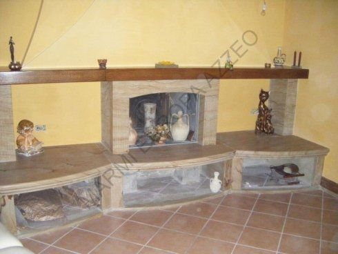 dettaglio caminetto in pietra