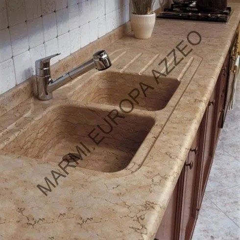 cucina con lavello in marmo beige