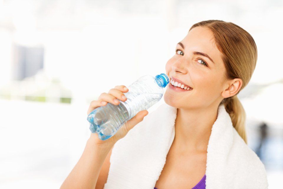 ragazza con bottiglietta d'acqua