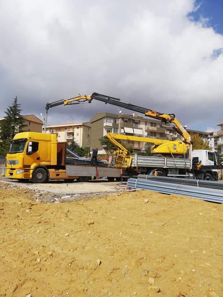 automezzo della ditta in un cantiere