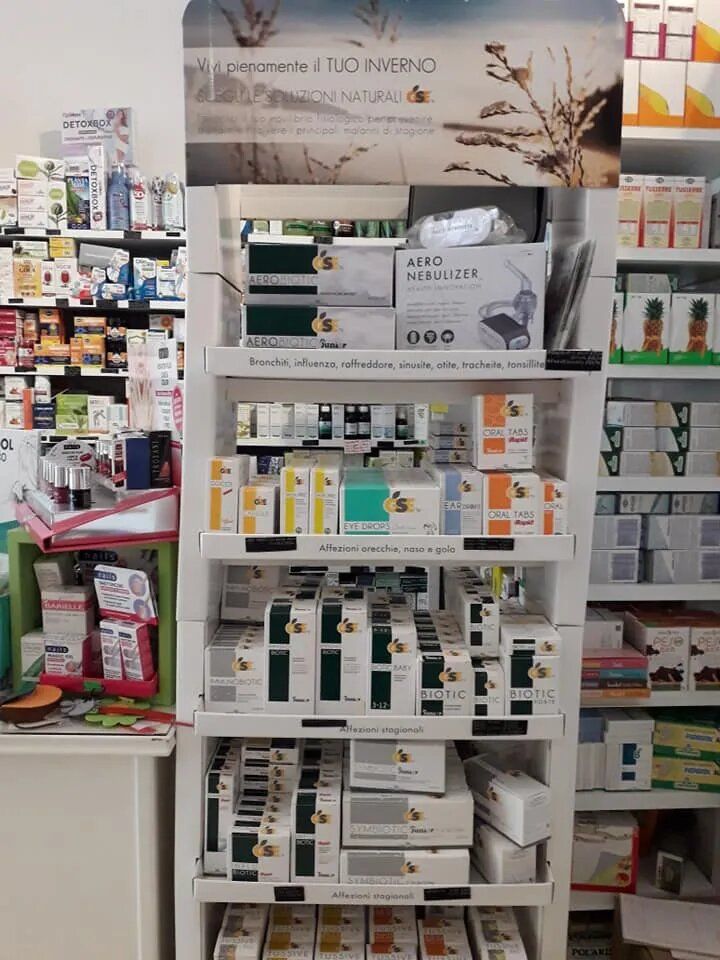 scaffale con farmaci naturali