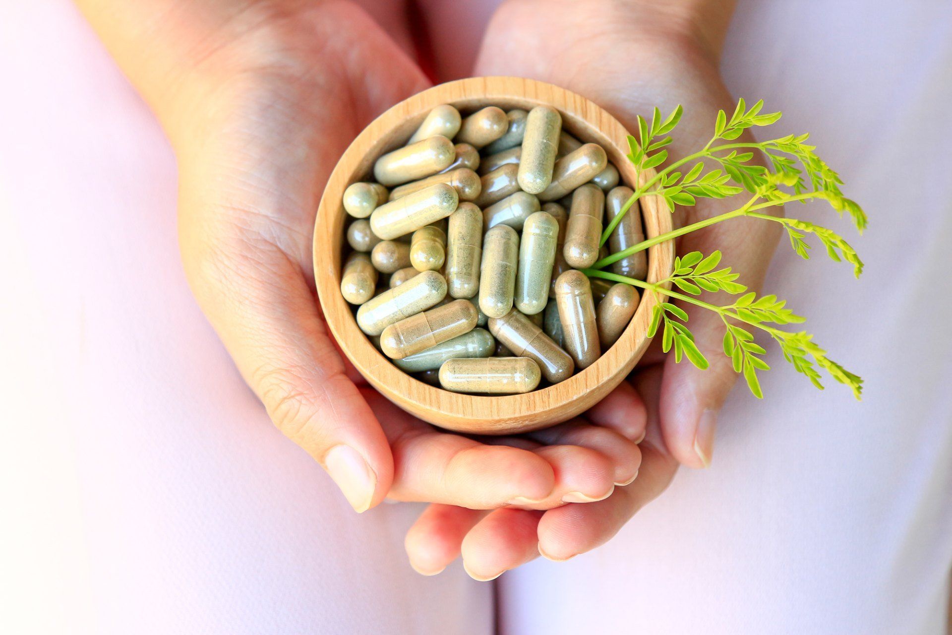 ciotola con integratori naturali in capsule