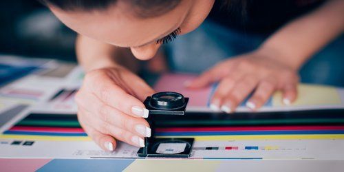 operatrice che controlla dei colori