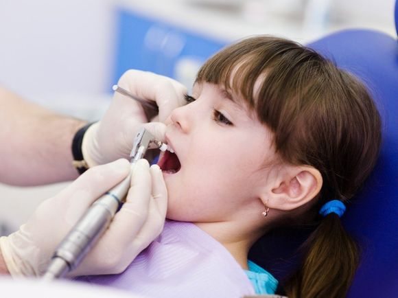 Bambina dal dentista